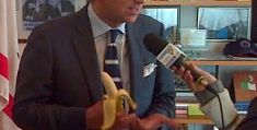 Razzismo, sindaco e consiglio comunale mangiano la banana