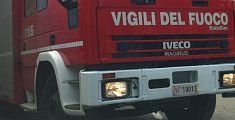 Fiamme dal vano motore di una barca ormeggiata in porto