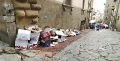 Decine di scatoloni abbandonati in Corso Italia