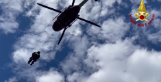 Escursionisti bloccati nel dirupo, salvataggio in elicottero