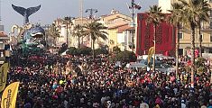 Domenica di sole, in migliaia al Carnevale - FOTO