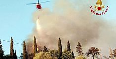 Bosco e sterpaglie bruciano vicino alle case