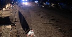 Con lo scooter contro un'auto, muore una giovane