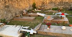 Cimitero devastato dai vandali, tombe distrutte