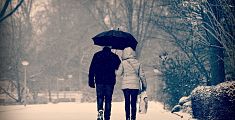 persone con l'ombrello sotto la neve