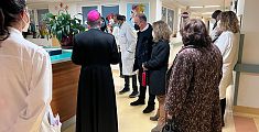 Natale, il vescovo dai malati dell’ospedale 