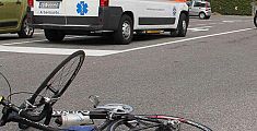 Biciclette travolte da un'auto, gravi 4 ciclisti