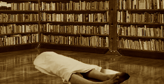 C'è un cadavere in biblioteca!