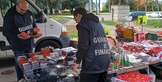 Articoli natalizi senza sicurezza, sequestri a valanga