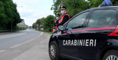 Auto in fiamme, donna soccorsa dai Carabinieri