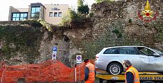 Le mura medievali crollano sulle auto 