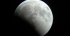 Occhi al cielo per l'eclissi parziale della luna