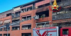 Fiamme dal terrazzo, evacuato un condominio