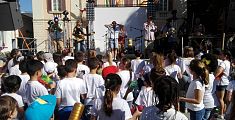 I Gaudats Junk Band accompagnati da 200 bambini