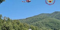 Auto in volo con l'elicottero dopo il recupero da un canale