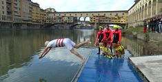 Tuffo in Arno per festeggiare il 2026