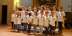 Compie 60 anni e regala musica ai bambini