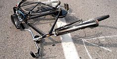 Travolto e sbalzato dalla bici, grave un ciclista