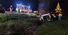 Urta un mezzo di soccorso e si ribalta nella scarpata