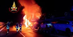 Bisarca carica di auto prende fuoco in autostrada