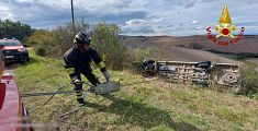 Scuolabus va fuori strada, fermato dagli alberi