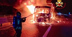 Tir a fuoco nella notte, fiamme alte in autostrada