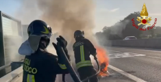 Veicolo in fiamme paralizza l'autostrada
