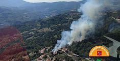 Incendio divora bosco e vegetazione, abitazioni evacuate