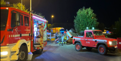 Camion ribaltato, resta da rimuovere il carico