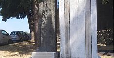 Vandali scatenati contro il monumento ai caduti