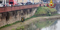 Cade dal ponte e finisce in Arno