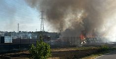 Fiamme in un campo, a fuoco pannelli fotovoltaici