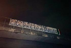 Spuntano due striscioni 