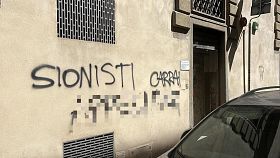 Scritte violente contro il console israeliano