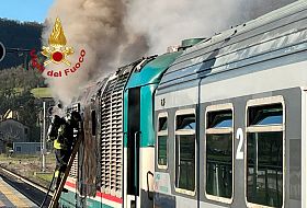 Locomotore in fiamme, passeggeri evacuati