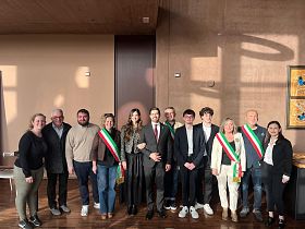 Giovani e sindaci con l'ambasciatore dell'Ecuador