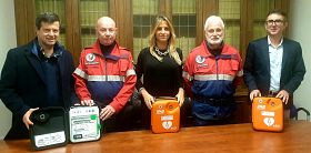 Tre defibrillatori per le comunità del Valdarno