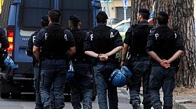 Apre la sede di Futuro nazionale, manifestanti in piazza