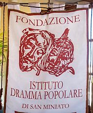 In piazza Duomo una potente prima teatrale