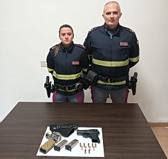 Pistola sotto il sedile dell'auto e droga a casa