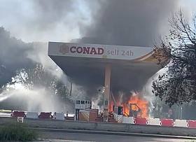 Camper in fiamme al distributore