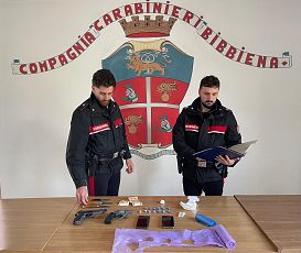 Cocaina armi e denaro in auto: arrestato 37enne