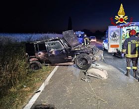 Muore a 28 anni nello schianto in strada