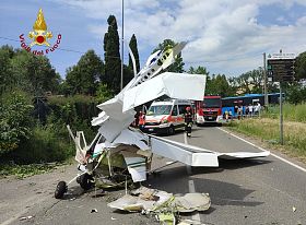 Velivolo precipita in strada e colpisce un'auto