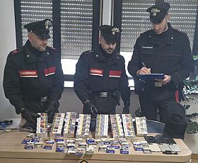 I carabinieri con parte della refurtiva