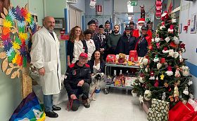 L'Associazione Carabinieri porta i doni in Pediatria