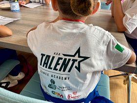 Otto giovani ballerine Dance World Competition