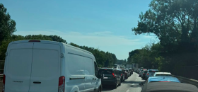 Auto si ribalta in FiPiLi, code verso il mare