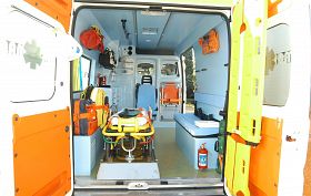 Tre feriti nello scontro fra due auto