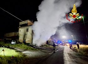 Fiamme nella notte in una palazzina
